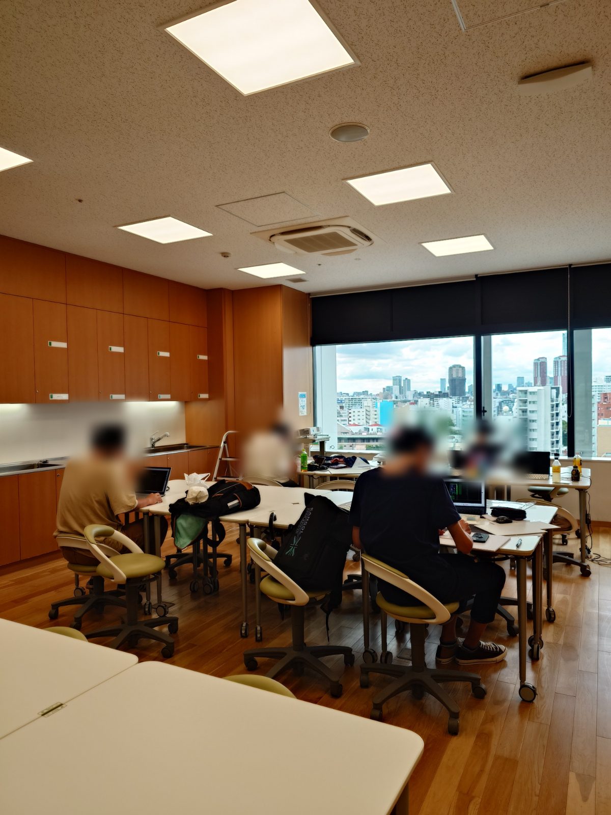 都心を見渡す会場で作業する合宿の様子