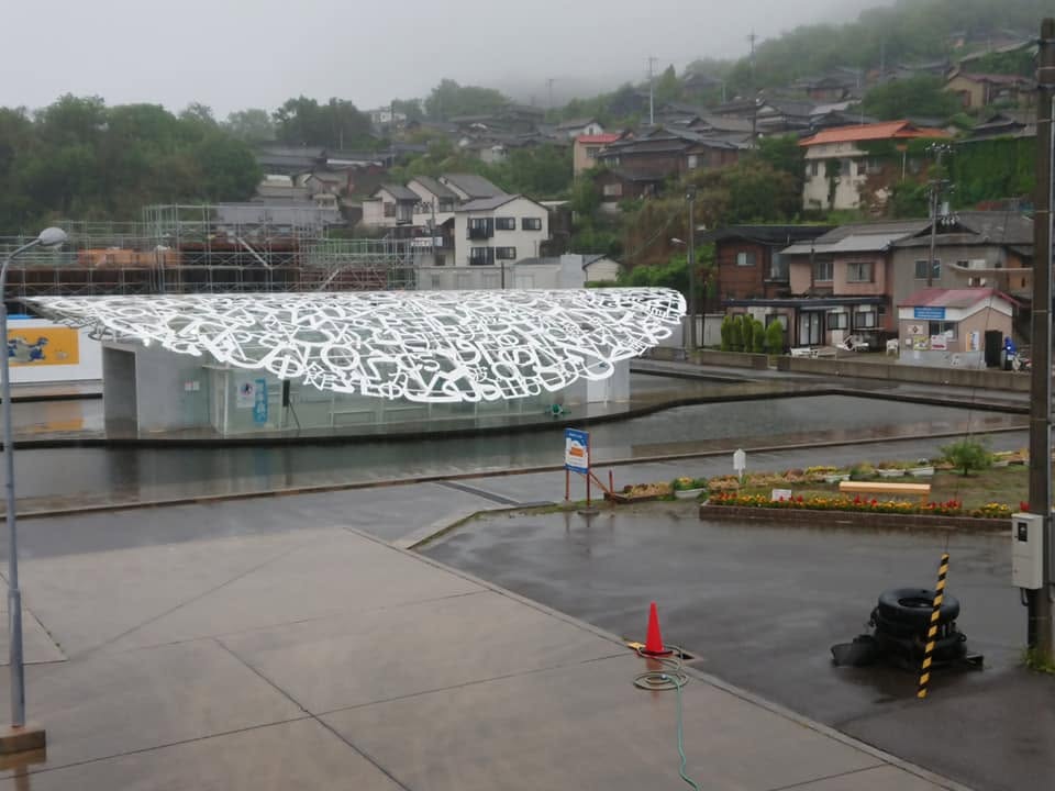 男木島港 旅客待合所(白いレース状の屋根が特徴的な港の建築)