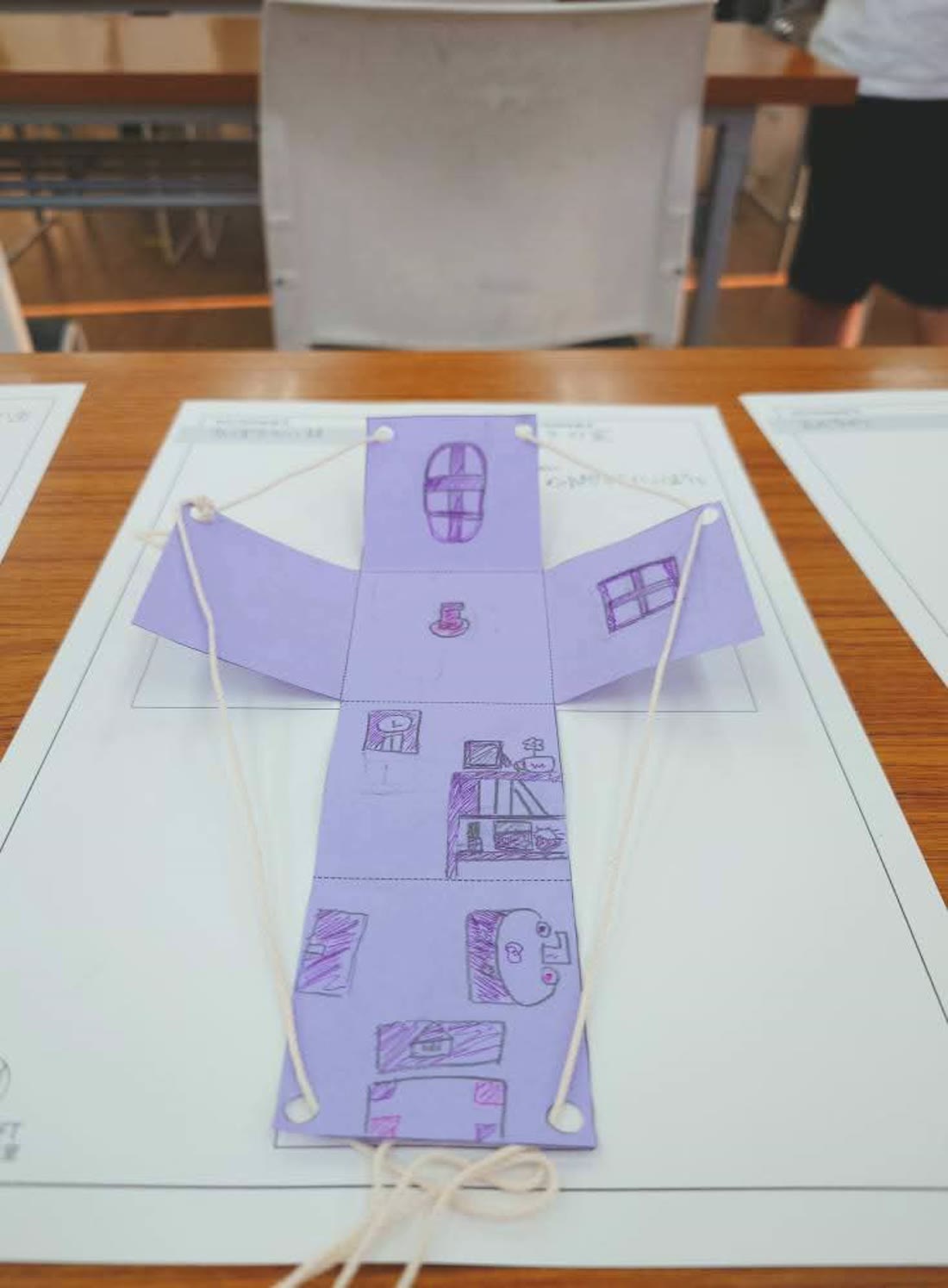 展開図に窓やお部屋の絵をかきこんだ、組み立てる前のおうち