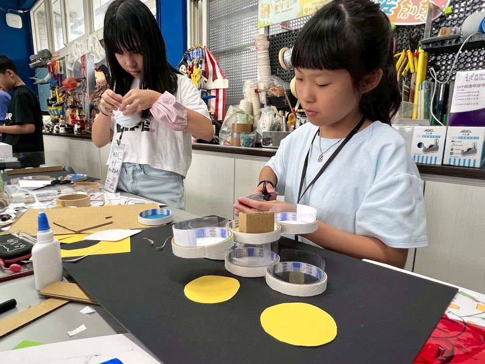 A child absorbed in building