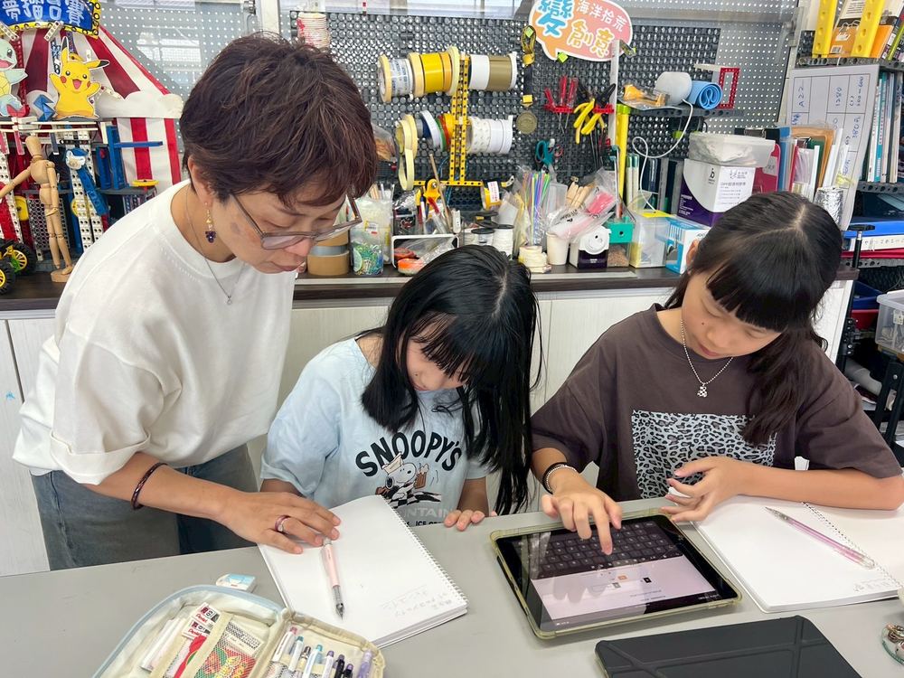 Making name tags, the instructor with the children