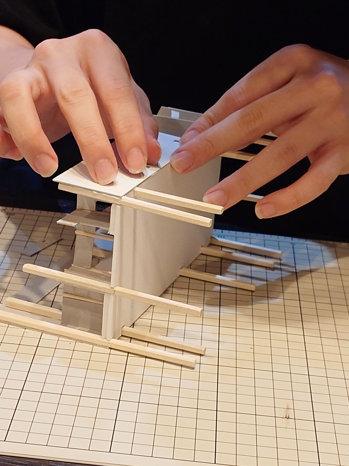 建築模型をつくる手元